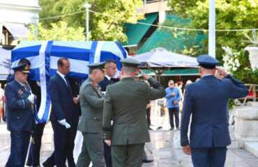 Αυτή την ώρα το τελευταίο «αντίο» στον πρώην υπουργό Ι.Βαρβιτσιώτη (φωτο)