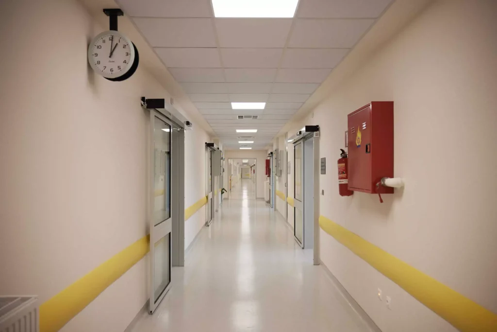 Βρετανία: Έλληνας γιατρός τέθηκε εκτός NHS για σεξουαλική παρενόχληση – «Έτσι χαιρετιούνται στην Ελλάδα»