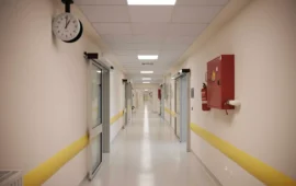 Βρετανία: Έλληνας γιατρός τέθηκε εκτός NHS για σεξουαλική παρενόχληση – «Έτσι χαιρετιούνται στην Ελλάδα»