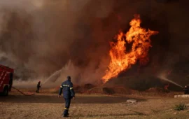 Φωτιά στην Δυτική Αττική: Συνεχείς αναζωπυρώσεις – Κοντά στην παραλία Αγνάντι το πύρινο μέτωπο