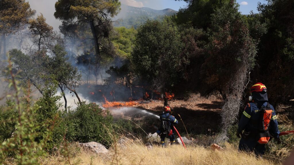 Σε ύφεση η φωτιά στην Δυτική Αττική: Στην περιοχή Κανδήλι το πιο δύσκολο μέτωπο