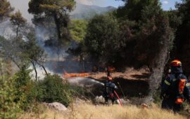 Σε ύφεση η φωτιά στην Δυτική Αττική: Στην περιοχή Κανδήλι το πιο δύσκολο μέτωπο
