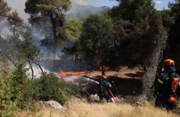 Σε ύφεση η φωτιά στην Δυτική Αττική: Στην περιοχή Κανδήλι το πιο δύσκολο μέτωπο