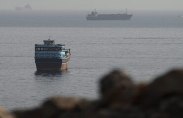 Νέες εκρήξεις κοντά σε δεξαμενόπλοιο στα Στενά του Ορμούζ: Καλά στην υγεία του το πλήρωμα