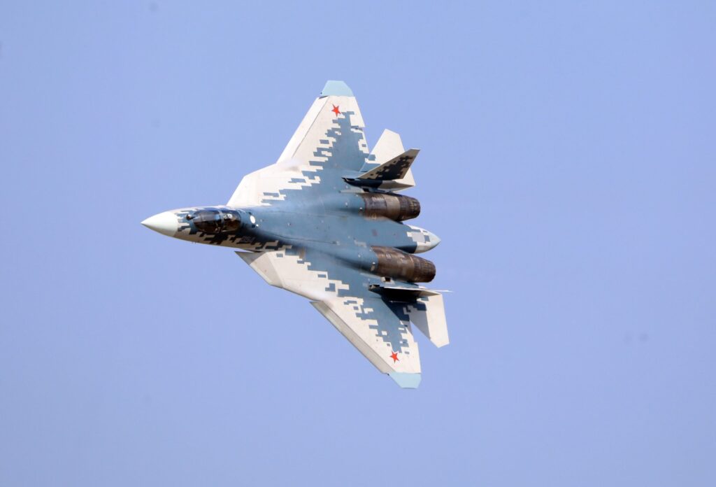 Ανησυχία στην Δύση: H Ρωσία εξοπλίζει τα Su-57 με νέους πυραύλους που «κυνηγούν» τον στόχο μέσα από παρεμβολές!
