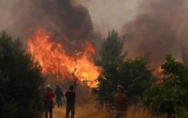 Σε πλήρη ετοιμότητα η Πυροσβεστική στην Ψάθα: Φόβοι για μια πιθανή αναζωπύρωση της πυρκαγιάς
