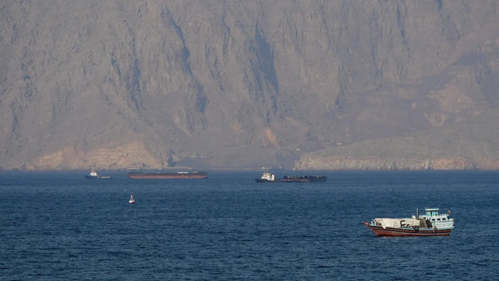 Πλοίο της ADNOC των ΗΑΕ κτυπήθηκε από πύραυλο στα Στενά του Ορμούζ