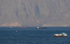 Πλοίο της ADNOC των ΗΑΕ κτυπήθηκε από πύραυλο στα Στενά του Ορμούζ