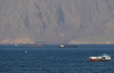 Πλοίο της ADNOC των ΗΑΕ κτυπήθηκε από πύραυλο στα Στενά του Ορμούζ