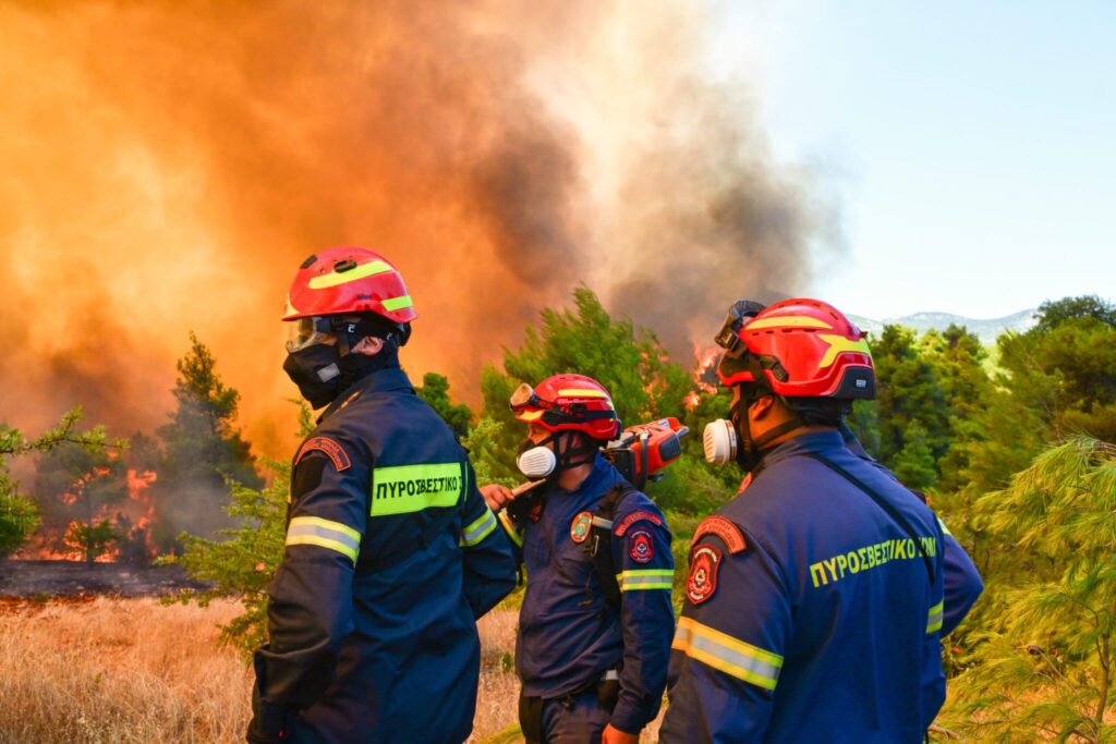 Τι απαντά η Πυροσβεστική στις καταγγελίες πως πυροσβέστες στη Δυτική Αττική έμειναν χωρίς φαγητό και νερό