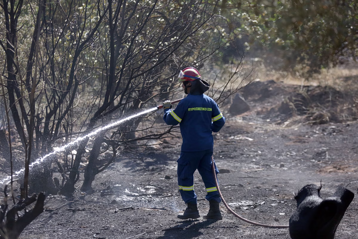 Φωτιά στα Σπάτα: Aπανθρακωμένος εντοπίστηκε οδηγός μέσα στο αυτοκίνητό του