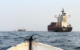 Οι Χούθι κτύπησαν φορτηγό πλοίο στα στενά Μπαμπ ελ-Μαντέμπ – Τρεις νεκροί