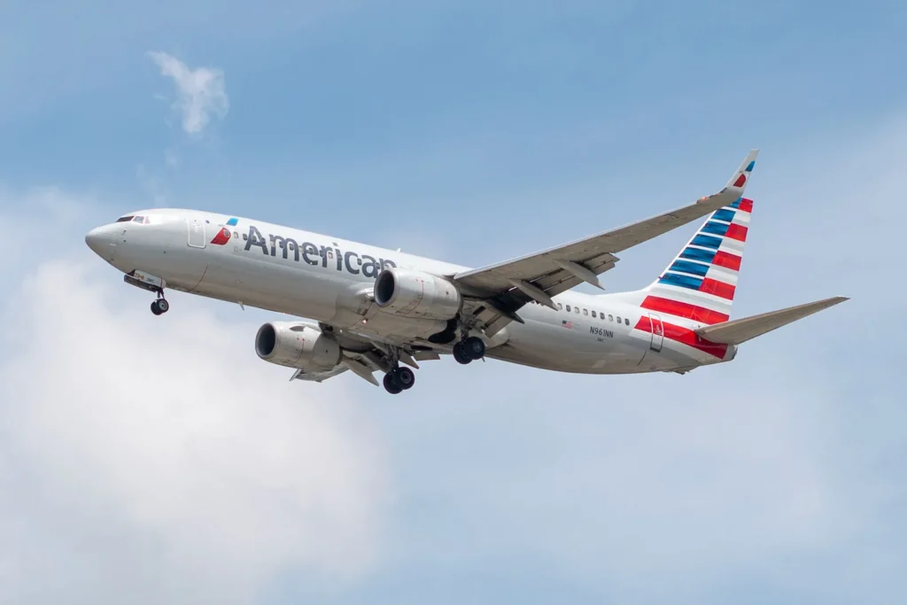 Φωτιά σε κινητήρα Boeing 737 μετά από πρόσκρουση με πουλιά – «Mayday» από τον πιλότο (βίντεο)