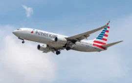 Φωτιά σε κινητήρα Boeing 737 μετά από πρόσκρουση με πουλιά – «Mayday» από τον πιλότο (βίντεο)