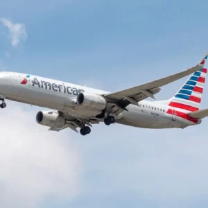 Φωτιά σε κινητήρα Boeing 737 μετά από πρόσκρουση με πουλιά – «Mayday» από τον πιλότο (βίντεο)