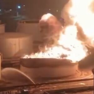 Λιβύη: Φωτιά σε δεξαμενή με 4,5 εκατ. λίτρα βενζίνης μετά από επίθεση αγνώστων στη Ζαουίγια (βίντεο)