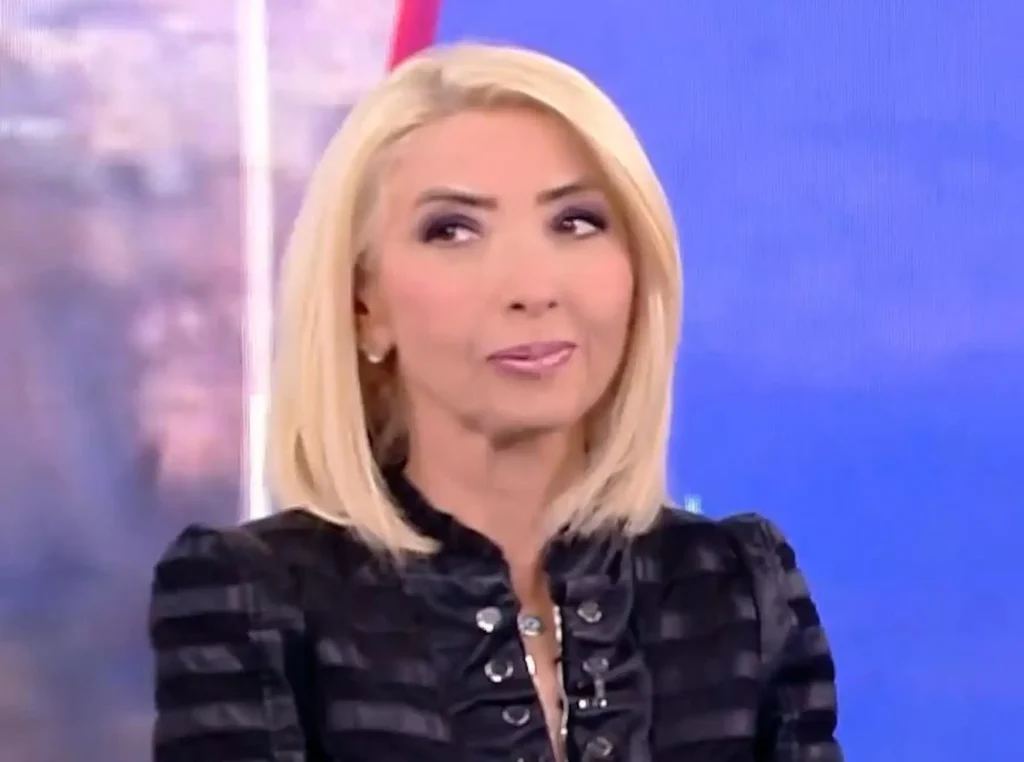 Η Μίνα Καραμήτρου στον ΣΚΑΪ δίπλα στον Γιώργο Γρηγοριάδη στην εκπομπή «Δεκατιανοί»