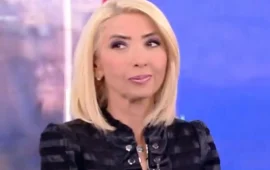 Η Μίνα Καραμήτρου στον ΣΚΑΪ δίπλα στον Γιώργο Γρηγοριάδη στην εκπομπή «Δεκατιανοί»