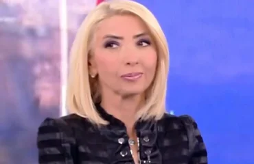 Η Μίνα Καραμήτρου στον ΣΚΑΪ δίπλα στον Γιώργο Γρηγοριάδη στην εκπομπή «Δεκατιανοί»