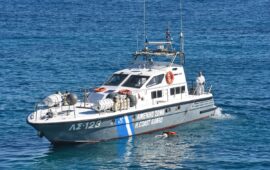 Διασώθηκαν 250 επιβάτες τουριστικού σκάφους που βρισκόταν σε άθλιες συνθήκες – Η συνδρομή 2 γυναικών αξιωματικών