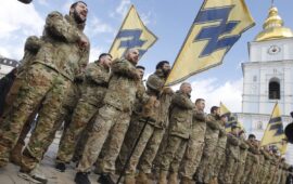 Εικόνες ντροπής στο Κίεβο: Νεοναζί μέλη του Αζόφ λεηλατούν εκκλησία και χτυπούν πιστούς που μιλάνε ρωσικά (βίντεο)