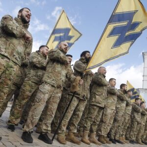 Εικόνες ντροπής στο Κίεβο: Νεοναζί μέλη του Αζόφ λεηλατούν εκκλησία και χτυπούν πιστούς που μιλάνε ρωσικά (βίντεο)