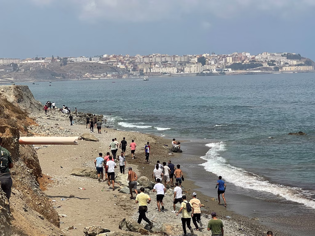 Νεαρή Iσπανίδα για την κατάσταση στην Θέουτα: «Οι γυναίκες φοβούνται να κυκλοφορήσουν μόνες τους – Κανείς δεν μιλά»