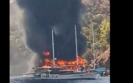 Τουρκία: 115 επιβάτες έπεσαν στη θάλασσα για να σωθούν μετά από φωτιά σε τουριστικό σκάφος (βίντεο)
