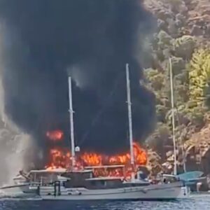 Τουρκία: 115 επιβάτες έπεσαν στη θάλασσα για να σωθούν μετά από φωτιά σε τουριστικό σκάφος (βίντεο)