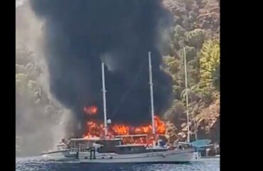Τουρκία: 115 επιβάτες έπεσαν στη θάλασσα για να σωθούν μετά από φωτιά σε τουριστικό σκάφος (βίντεο)