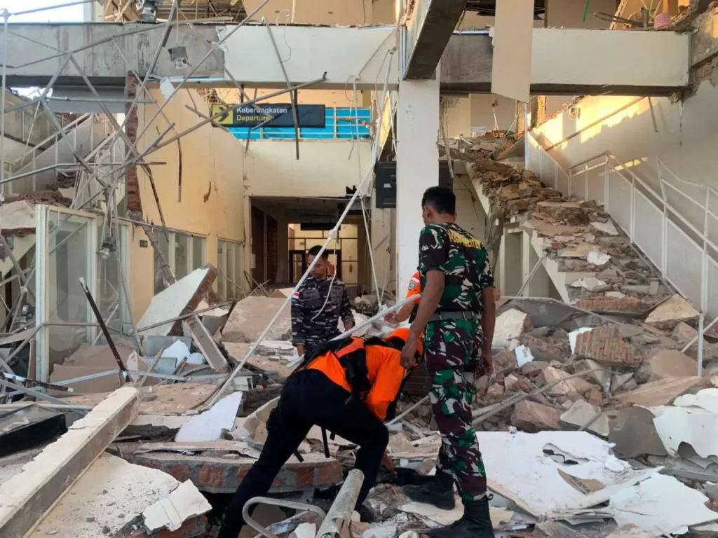Mega-σεισμός μεγέθους 7,7 Ρίχτερ έπληξε την Ινδονησία! – Ο «Δαχτύλιος της Φωτιάς» έφερε πάλι τον θάνατο (βίντεο)