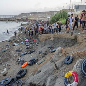 Θέουτα: Η πόλη συνεχίζει να βυθίζεται στο χάος λόγω των χιλιάδων παράνομων μεταναστών
