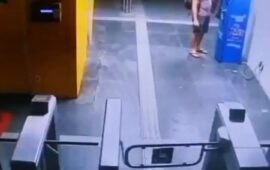 Άνδρας δέχεται επίθεση από ομάδα κακοποιών σε σταθμό μέσων μαζικής μεταφοράς στη Γερμανία (βίντεο)