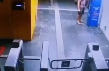 Άνδρας δέχεται επίθεση από ομάδα κακοποιών σε σταθμό μέσων μαζικής μεταφοράς στη Γερμανία (βίντεο)