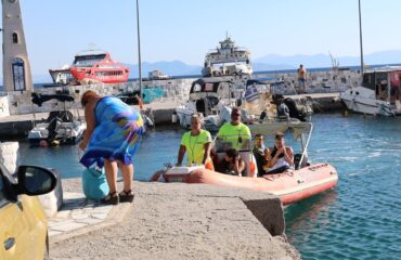 Σαλαμίνα: Στα 384 άτομα οι απεγκλωβισμοί ατόμων από τις περιοχές Σατερλί και Κολώνες με πλωτά μέσα