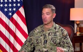 Ο Διοικητής της  CENTCOM στο αεροπλανοφόρο USS Abraham Lincoln μετά τον θόρυβο για την κατάσταση του πληρώματος