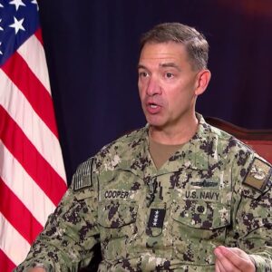 Ο Διοικητής της  CENTCOM στο αεροπλανοφόρο USS Abraham Lincoln μετά τον θόρυβο για την κατάσταση του πληρώματος