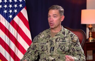 Ο Διοικητής της  CENTCOM στο αεροπλανοφόρο USS Abraham Lincoln μετά τον θόρυβο για την κατάσταση του πληρώματος