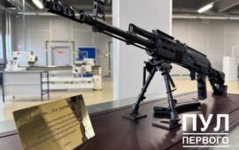 Α.Λουκασένκο: Του παρέδωσαν ως δώρο το πρώτο λευκορωσικής κατασκευής τυφέκιο εφόδου (φωτο)
