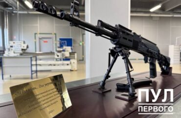 Α.Λουκασένκο: Του παρέδωσαν ως δώρο το πρώτο λευκορωσικής κατασκευής τυφέκιο εφόδου (φωτο)