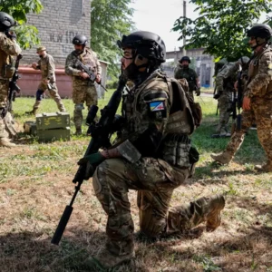 Ηλικιωμένη εκθέτει τους Ουκρανούς για τους μισθοφόρους: «Μόνο αυτούς έβλεπα – Τώρα είναι όλοι τους νεκροί» (βίντεο)