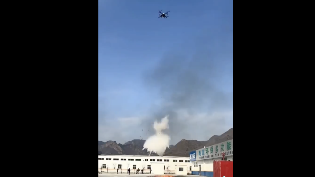 Βίντεο: Κινεζικά drones σβήνουν φωτιές στην αρχή τους – Μήπως να «πάρουν» ιδέες και στην Ελλάδα;