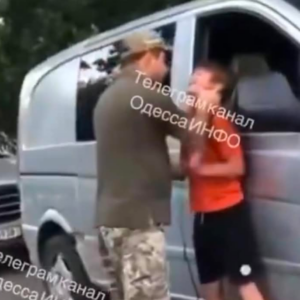 Μαινόμενος Ουκρανός χτύπησε αλύπητα ανήλικο που είδε τον πατέρα του να τον βάζουν σηκωτό στο αυτοκίνητο (βίντεο)