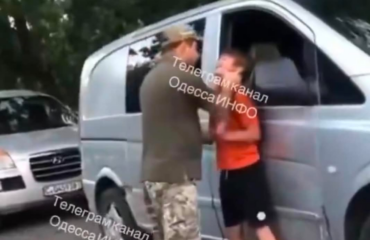 Μαινόμενος Ουκρανός χτύπησε αλύπητα ανήλικο που είδε τον πατέρα του να τον βάζουν σηκωτό στο αυτοκίνητο (βίντεο)