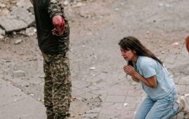 Εικόνες που «ραγίζουν» την καρδιά στο Κίεβο: Γυναίκα παρακαλεί γονατιστή στρατολόγους να μην πάρουν τον άνδρα της
