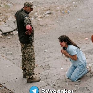 Εικόνες που «ραγίζουν» την καρδιά στο Κίεβο: Γυναίκα παρακαλεί γονατιστή στρατολόγους να μην πάρουν τον άνδρα της