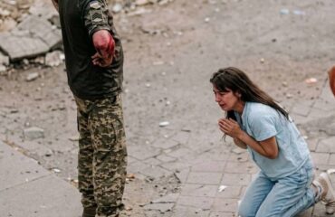Εικόνες που «ραγίζουν» την καρδιά στο Κίεβο: Γυναίκα παρακαλεί γονατιστή στρατολόγους να μην πάρουν τον άνδρα της