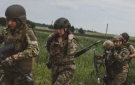 Ελλείψει ανδρών οι Ουκρανοί στρατολογούν γυναίκες από το εξωτερικό και ποζάρουν… πολεμοχαρείς (φωτο)