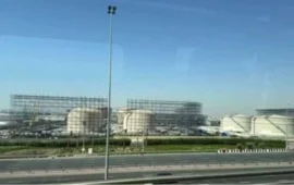 ΗΑΕ: Κατασκευάζουν «κλουβιά» γύρω από δεξαμενές πετρελαίου για την προστασία τους από επιθέσεις με drones (βίντεο)