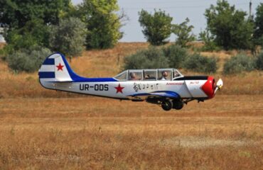 Βίντεο: Ουκρανικό ελικοφόρο αεροσκάφος Yak-52 καταδιώκει ρωσικό drone πάνω από την Οδησσό